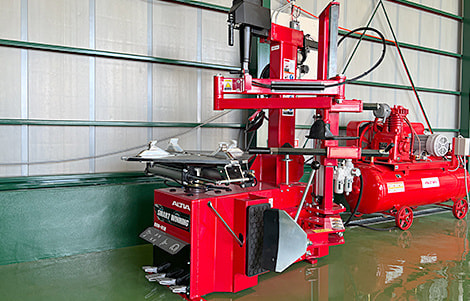 タイヤチェンジャー・バランサー完備